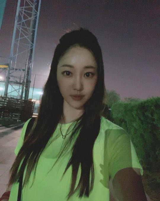 김사랑, 길거리 시선 모두 빼앗을 45세 미모!  [사진]
