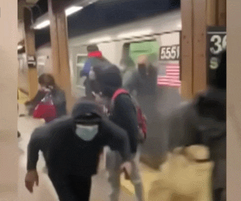 아비규환 뉴욕 브루클린 지하철역...괴한의 총 난사로 수십명 부상 VIDEO: Brooklyn shooting: Seventeen injured in New York City subway station