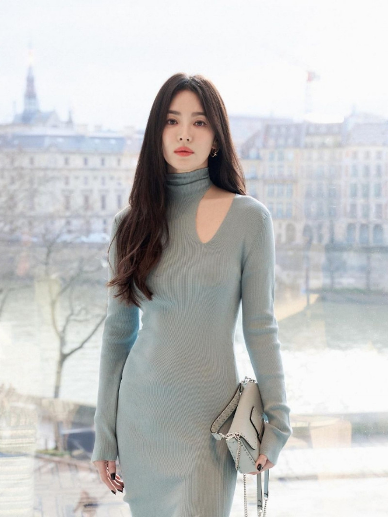 송혜교 고혹적인 자태를 드러내는 밀착 드레스 패션