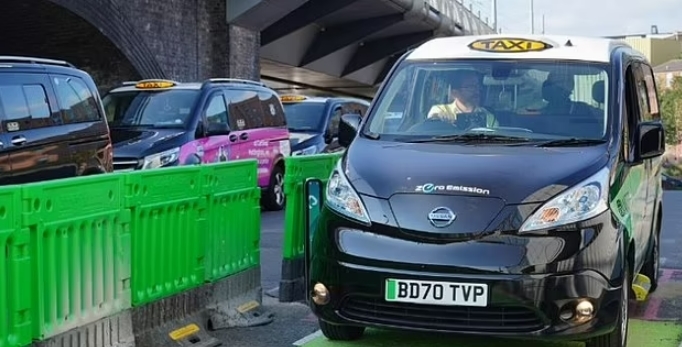 놀라운 전기택시 무선충전 기술은 지금 시험 중 VIDEO: Nottingham Wireless Taxi charging - How it works