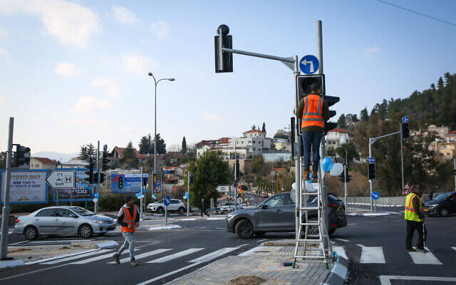 구글 새로운 AI, 교통신호등 대기시간 줄인다...이산화탄소 20% 저감 VIDEO:Eco friendly traffic lights! Google's AI research reveals how