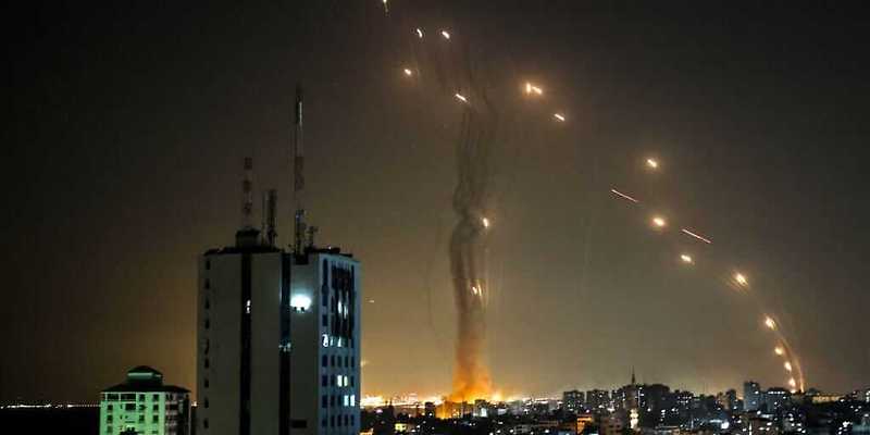 이스라엘의 아이언돔 방어 모습과 하마스 공격 영상 VIDEO: Israel launches airstrikes on Gaza Strip after Hamas rocket attacks