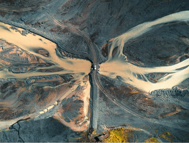 하늘에서 내려다 본 도로의 멋진 풍경  Aerial Photos Take Us Down Remote Roads Surrounded by Gorgeous Landscapes