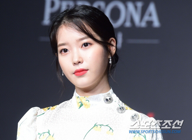 가수 아이유의가 곡 'Shh..'의 작사 비화를 전하며 어머니를 향한 애정