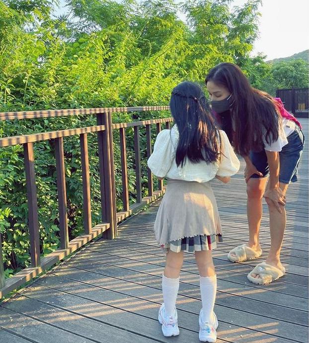 ‘장동건’고소영 7살 딸 폭풍성장, 엄마 닮아 우월 비율+패션 [SNS컷]