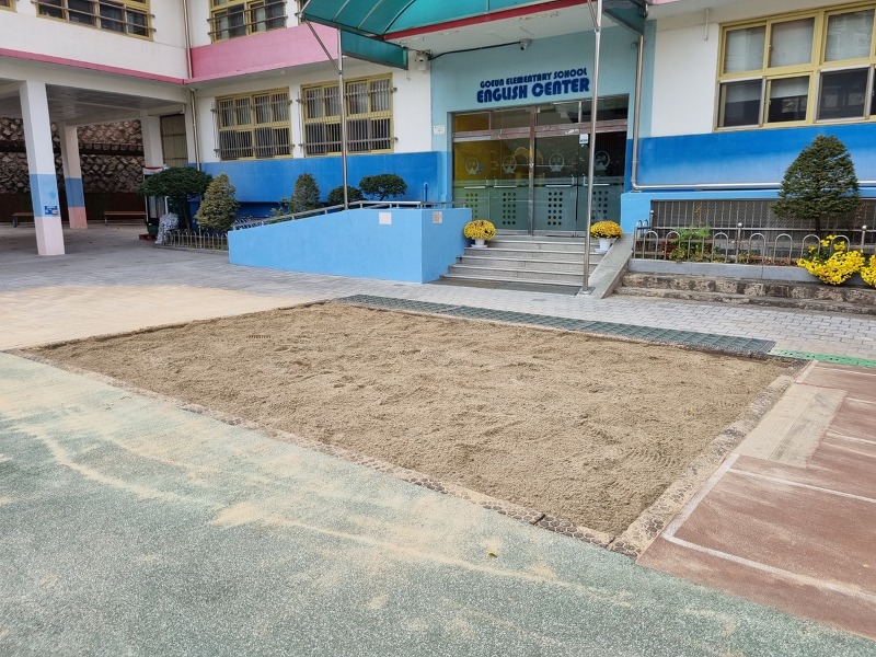 [날개스포츠] 서울고은초교 놀이터 모래 보충, 놀이터 모래 교체 작업