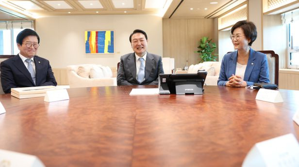‘젠더 갈등’ 지적에 尹 “정신 번쩍, 여성에 과감한 기회 줄 것” 박병석 국회의장, 김상희 국회 부의장 여성이어서 평가를 제대로 받지 못한 게 누적돼 그럴 것 시야가 좁아, 더 크게 보도..