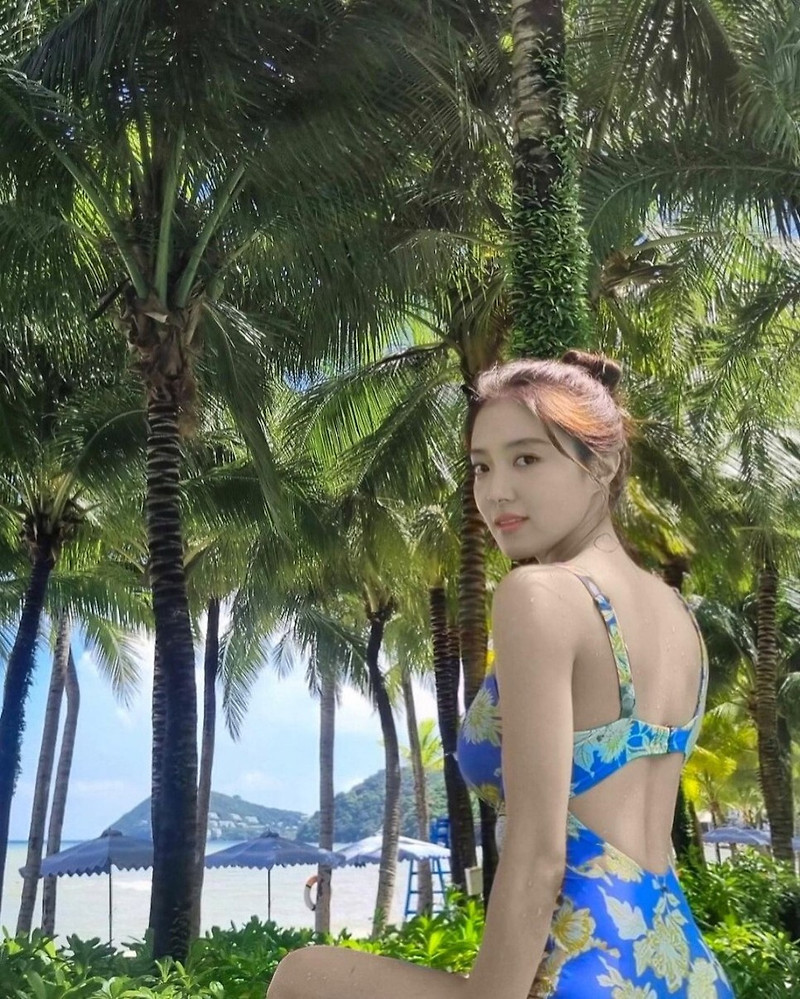 이세영, 이런 등 파인 수영복 자태는 처음...얼굴만 예쁜 게 아니네 
