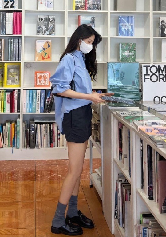 설현, 입간판 여신의 명품 각선미! 사람이야 마네킹이야! [사진]