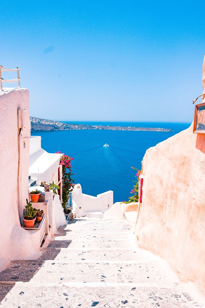 Celebrate White Day in Style: A Romantic Getaway to Santorini, Greece