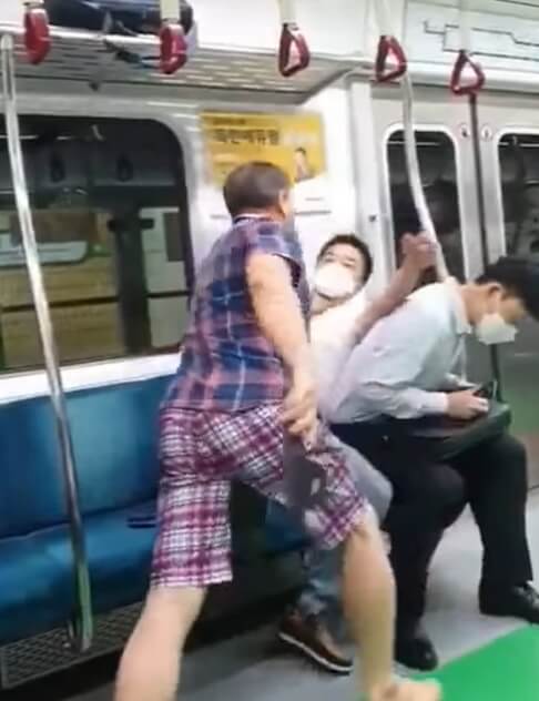 부끄러운 지하철 마스크 싸움