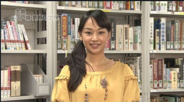 일본식 전통화장법을 한 미녀방송인