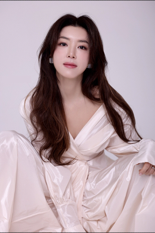 배우 박한별이 남편 논란을 딛고 연예계에 복귀했다.