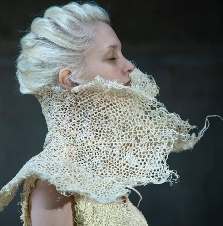 제나 할러웨이의 바이오매스 풀뿌리 패션 컬렉션  VIDEO: zena holloway launches a collection of bio-designs grown entirely from grass root