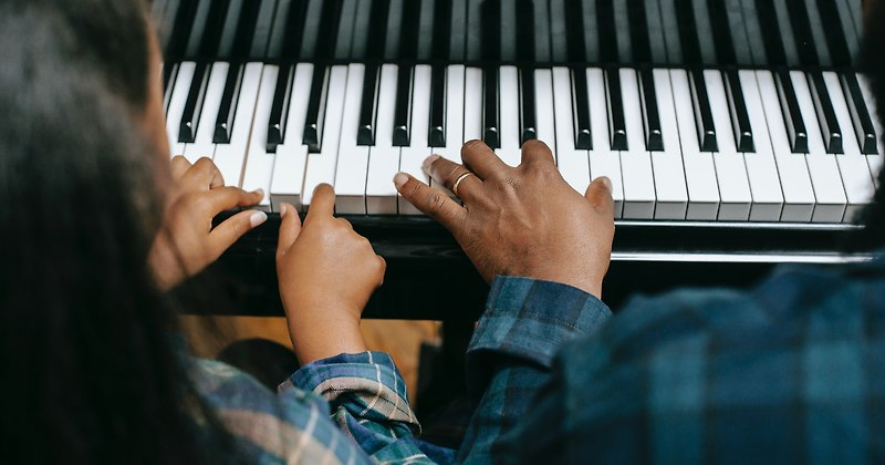피아노를 처음 배우는 사람에게 도움을 주는 상황에 대한 영어회화