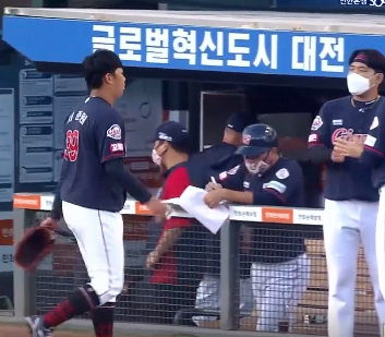 동료들 무시하고 덕아웃에 들어간 롯데 서준원