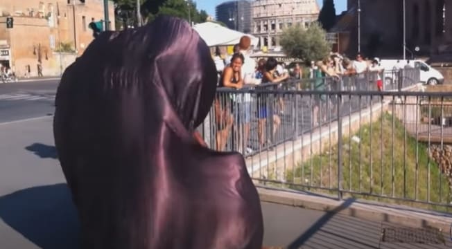마술사의 공중부양 어떻게 가능할까 VIDEO: Magic trick revealed, Levitating man