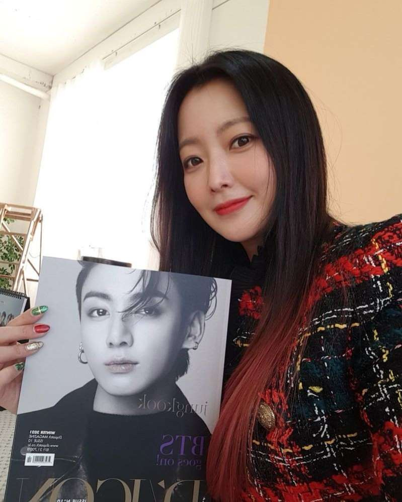김희선 “너무 좋아하는 BTS 정국” 포토북 인증샷 공개