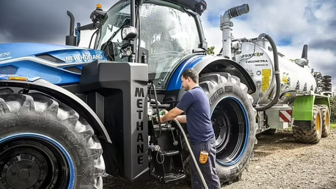 소똥으로 움직이는 세계 최초 트랙터 개발 VIDEO: World's first tractor powered by COW DUNG is unveiled
