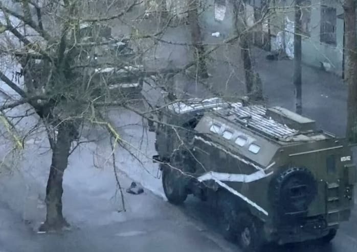 점점 좁혀져 들어오는 러시아 군의 강공...헤르손시 장악 VIDEO: Tanks roll through Kherson after city falls to Russian forces