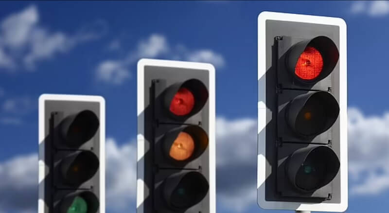 불필요한 정지 줄여주는 '스마트 신호등'  VIDEO:Smart traffic lights that tell motorists how fast to drive to avoid a red light..