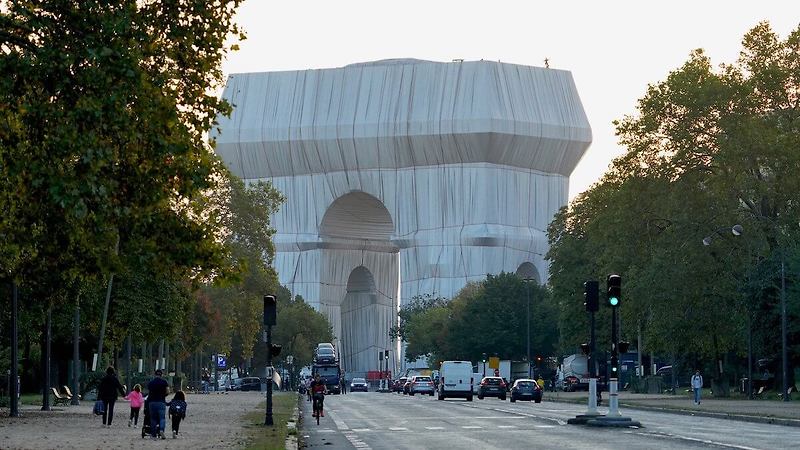 반짝이는 직물에 싸인 파리의 상징적인 개선문 VIDEO:Paris iconic landmark, The Arc de Triomphe, has been transformed into an art installation