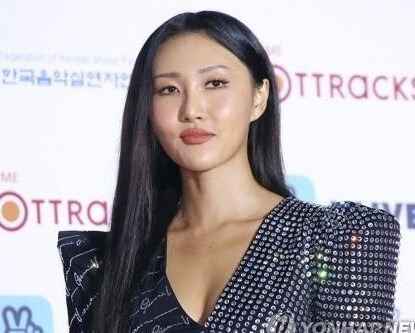 화사 외설 퍼포먼스 경찰조사 받는다
