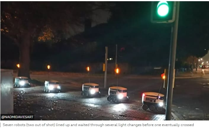 추운데도 신호지키려는 배달로봇들 VIDEO: Cambridge delivery robots form orderly queue at traffic lights