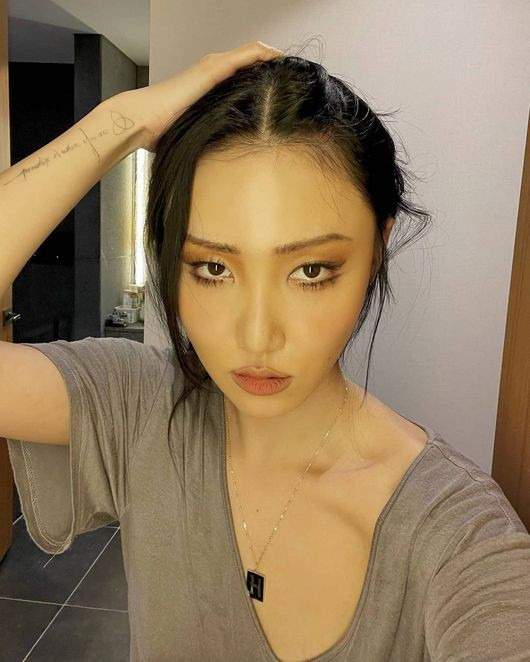 마마무 화사, 가슴팍까지 늘어난 홈웨어…한혜진 