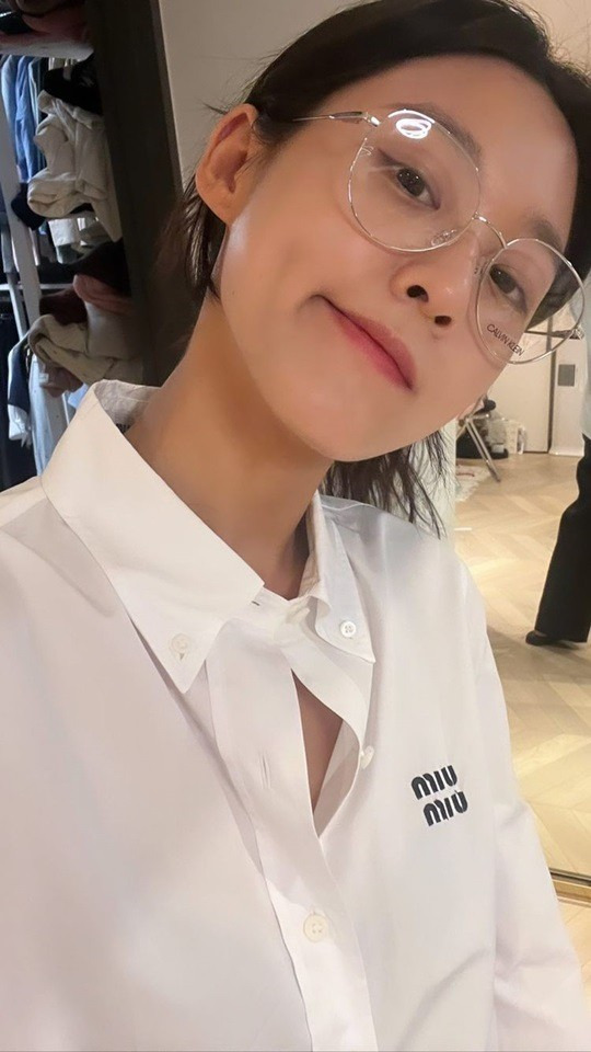 설현, 뭘 입어도 완벽한 핏 그 자체! 안경도 잘 어울려 [사진]