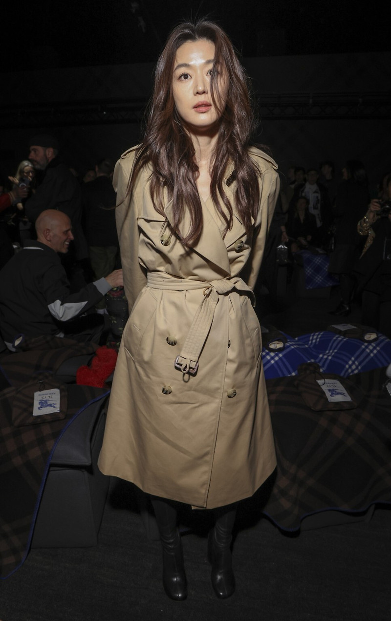 Burberry 2023 F/W Collection '버버리 앰버서더' 전지현·손흥민, 톱 클래스의 영국 런던에서 만남 
