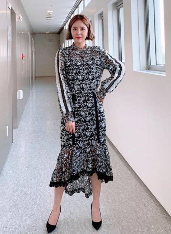 신지! 다이어트 후 미모 과시....잘록한 허리라인 '깜짝'