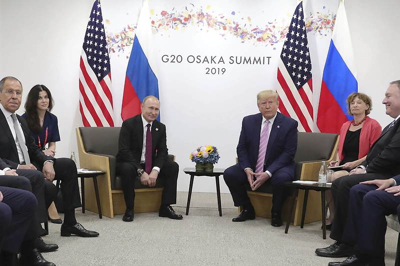 푸틴의 미녀 통역관...트럼프 유혹 때문에? VIDEO: Get to know the stunning Russian translator Putin brought to Trump meeting