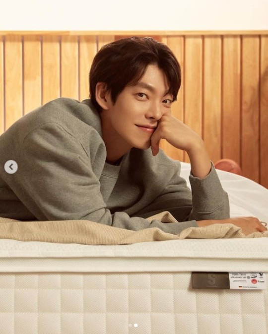 김우빈, 신민아가 반한 달콤한 눈빛!