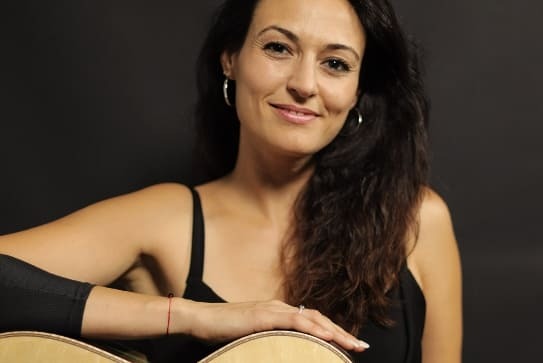 클래식 기타리스트 '아나벨 몬테시노스' VIDEO: Classical guitarist Anabel Montesinos