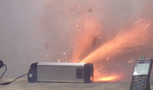 '이것' 사용하면 전기자전거 배터리 폭발 가능성 있어 VIDEO: Terrifying moment e-bike battery explodes releasing plumes of toxic smoke