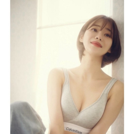 유나, AOA 탈퇴하더니 노출도 과감! 요가쌤 된 근황 [사진]