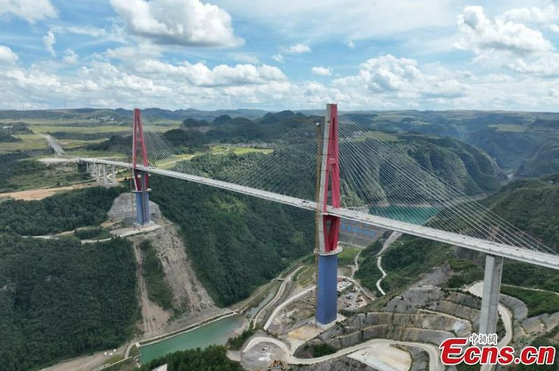 세계 최초 중국 알파인 협곡 경관 사장교(건설 중) VIDEO: World's first alpine canyon landscape cable-stayed bridge under construction in Guizhou