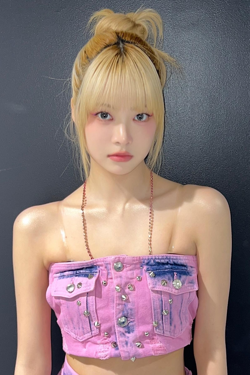 르세라핌 홍은채 오프숄더 드레스 인스타그램 셀카 사진