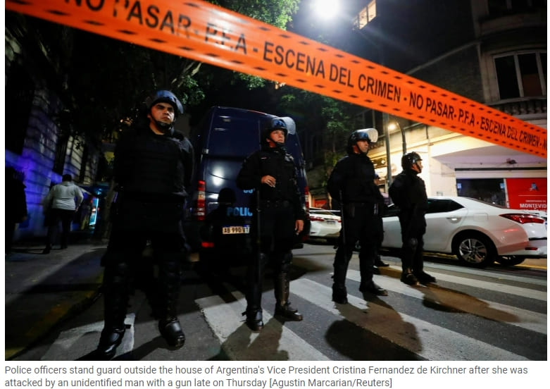세상에 이런 일이...무장괴한, 아르헨티나 부통령 머리에 대고 권총 발사? ‘VIDEO: Trigger was pulled’: Argentina’s de Kirchner survives gun attack
