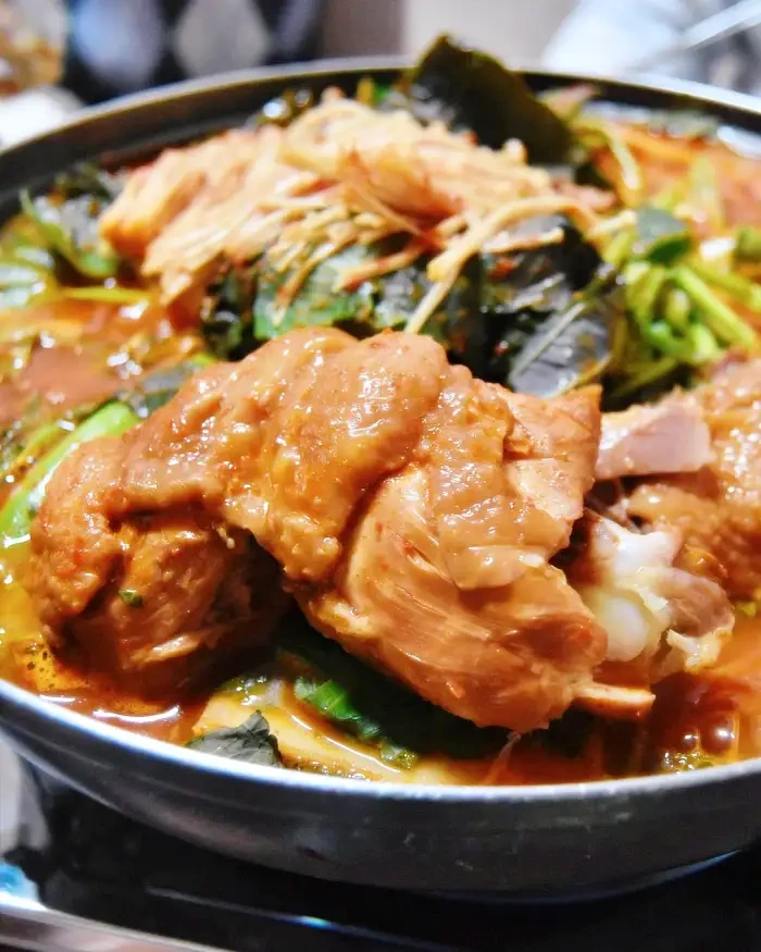 식객 허영만 백반기행 가평 남이섬 30년 전통 노포 토종닭볶음탕 토종닭 백숙 맛집 4월 7일 최원영 게스트 산속 기와집 매운탕 같은 닭볶음탕 닭도리탕 가격 위치 어디