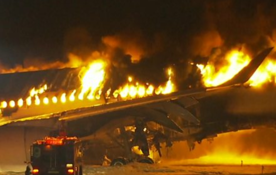일본 하네다 공항서 JAL 항공기에 화재...'379명 전원 대피'