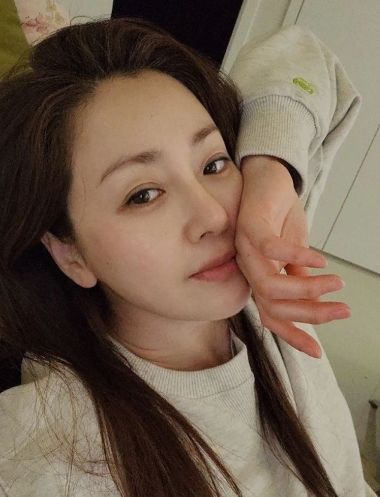 오나라, 청초한 민낯 자랑! 여대생이라 해도 믿을 동안~[사진]
