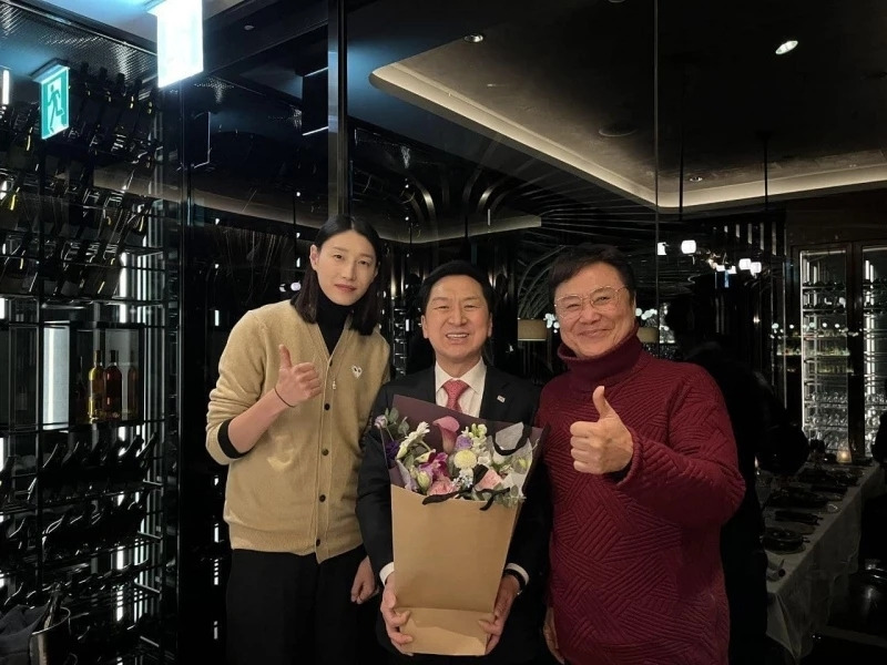 때아닌 '정치색 논란' 겪은 남진·김연경, 