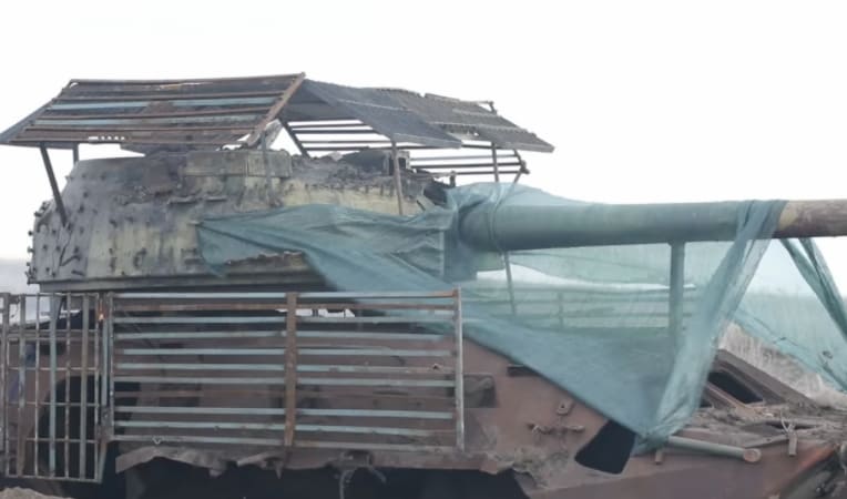 [러시아 vs 우크라이나 워]  상부보호 케이지 설치 러시아 탱크 타격 실험하는 우크라이나 군 VIDEO: Ukrainian troops test Javelin missiles against Russian cage-style tank armour