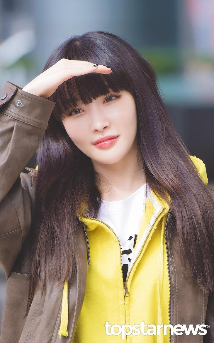 가수 청하가 아이오아이 멤버들과 끈끈한 우정을 자랑했다.