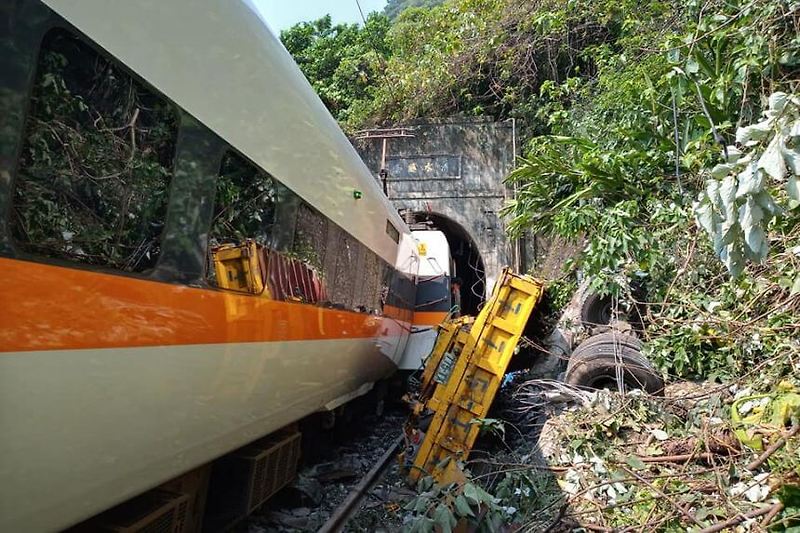 프랑스 아파트 화재 젊은 영웅들 ㅣ 타이완 열차 탈선 사고, 최소 4명 사망 VIDEO: France fire: Young heroes climb building to save family in Nantes l Taiwan Train Derails in Tunnel, Killing at Least 4 People