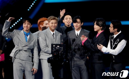 방탄소년단, 아시아 가수 첫 美 'AMA' 대상 등 3관왕 
