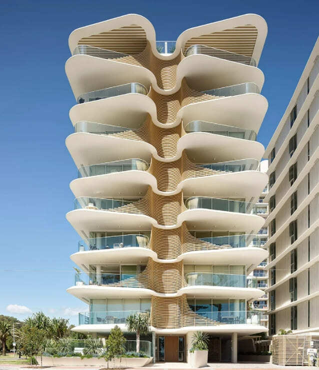 겹겹이 휘어진 슬라브가 돋보이는 호주의 독특한 아파트  koichi takada architects builds 'norfolk' as an arrangement of overlapping undulating slabs