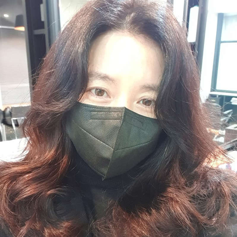 '51세' 이영애, 간절함 없는 셀카!..누렇게 변색된 폰케이스까지 눈길 [사진]